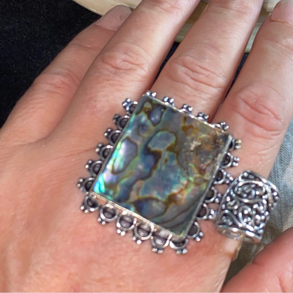 Striking Abalone Shell statement Pendant - Picture 4 of 8